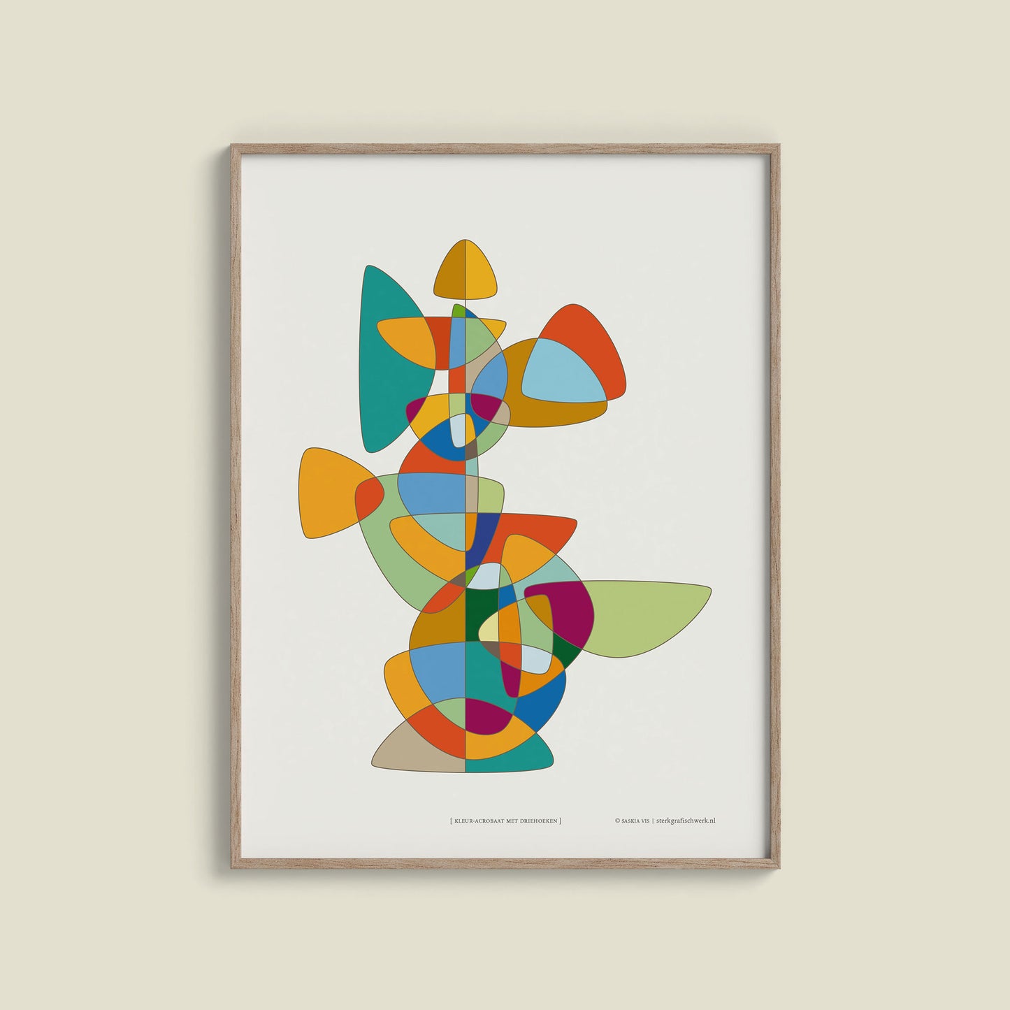 Productafbeelding poster "kleur-acrobaat met driehoeken" ingelijst hangend aan een creme gekleurde wand, een overzicht foto