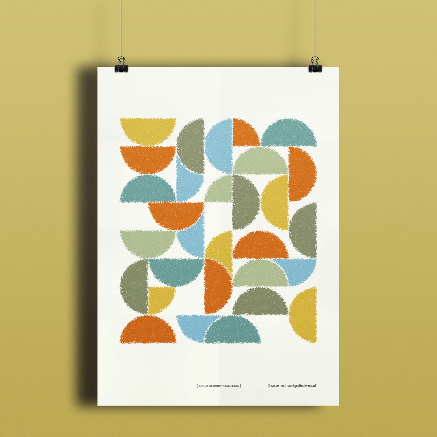 Productafbeelding poster "ronde kleuren naar terra" hangend aan een gekleurde wand, een overzicht foto