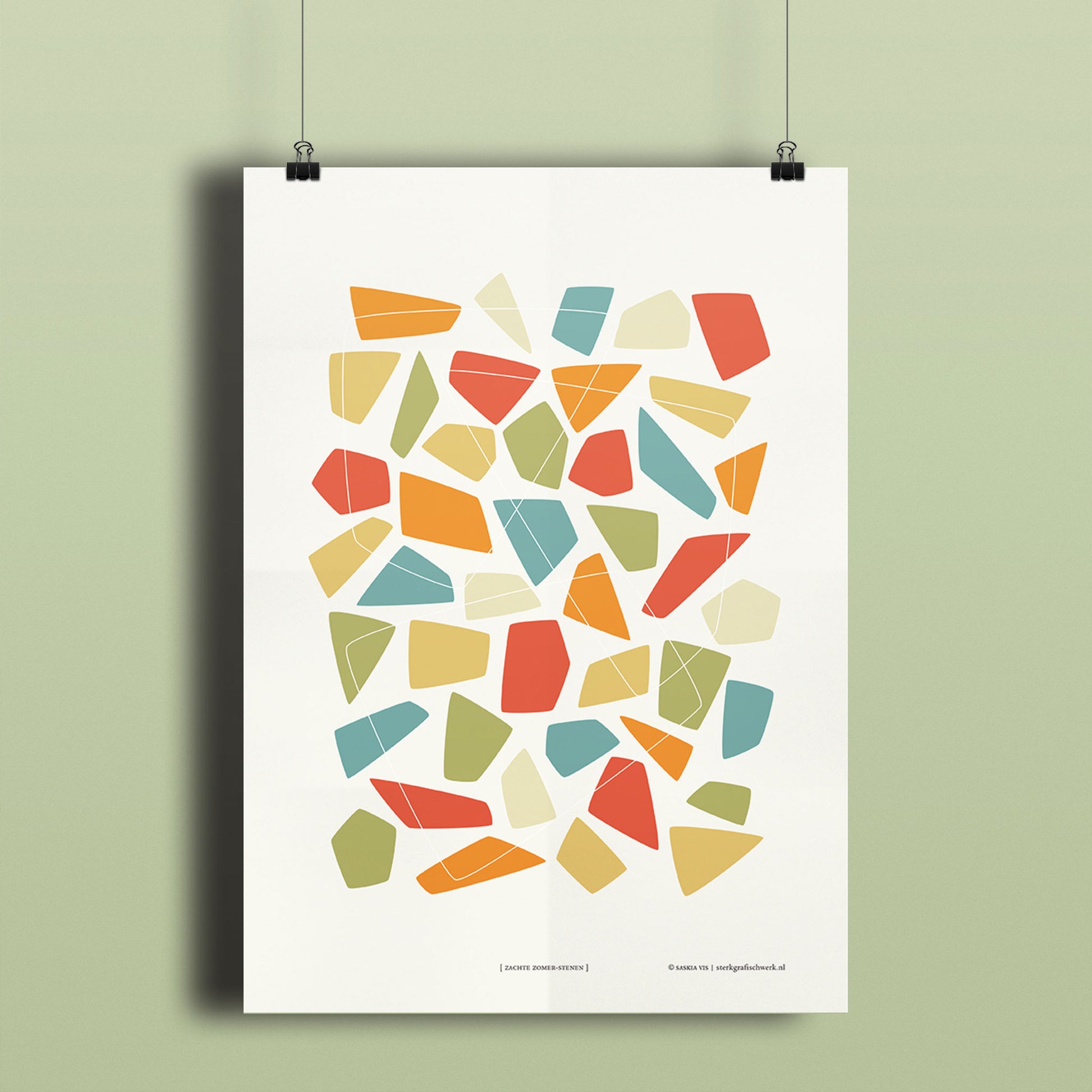 Productafbeelding poster "zachte zomer-stenen" hangend aan een gekleurde wand, een overzicht foto