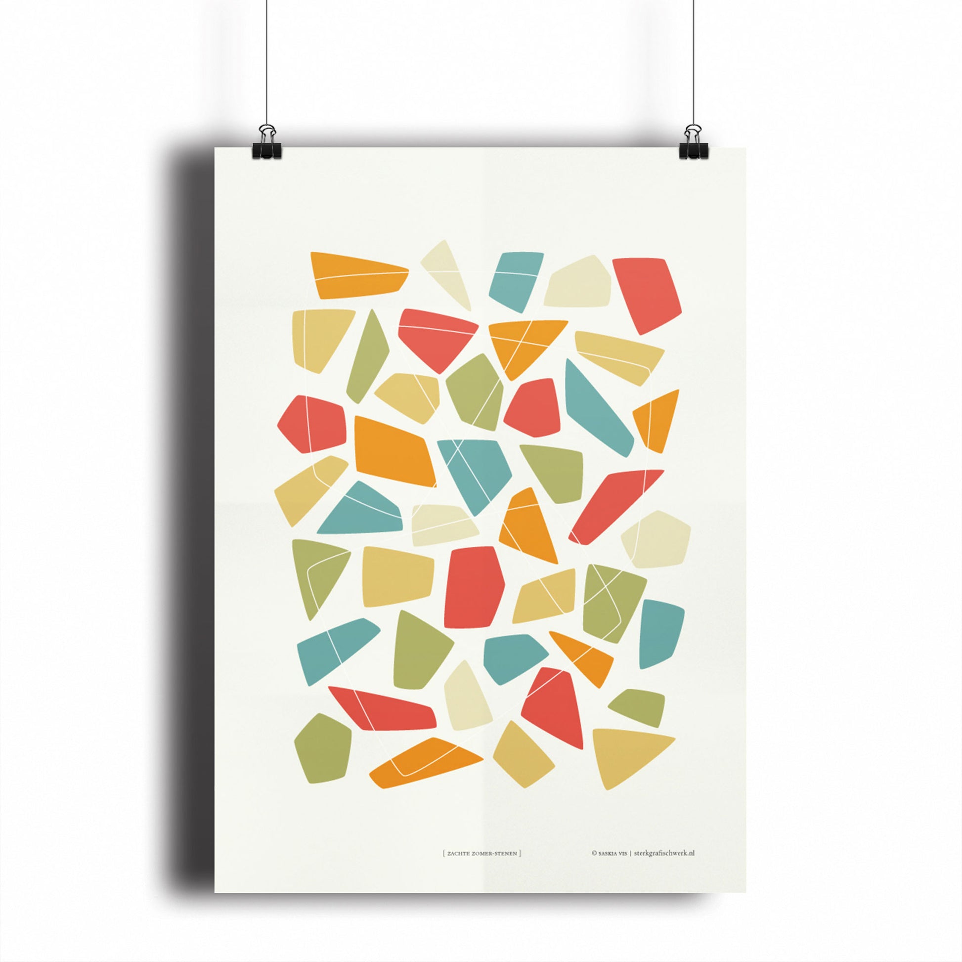 Productafbeelding poster "zachte zomer-stenen" hangend aan een witte wand, een overzicht foto