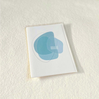 Productafbeelding, foto wenskaart "wensen in vorm 2" in zijn verpakking liggend op een achtergrond
