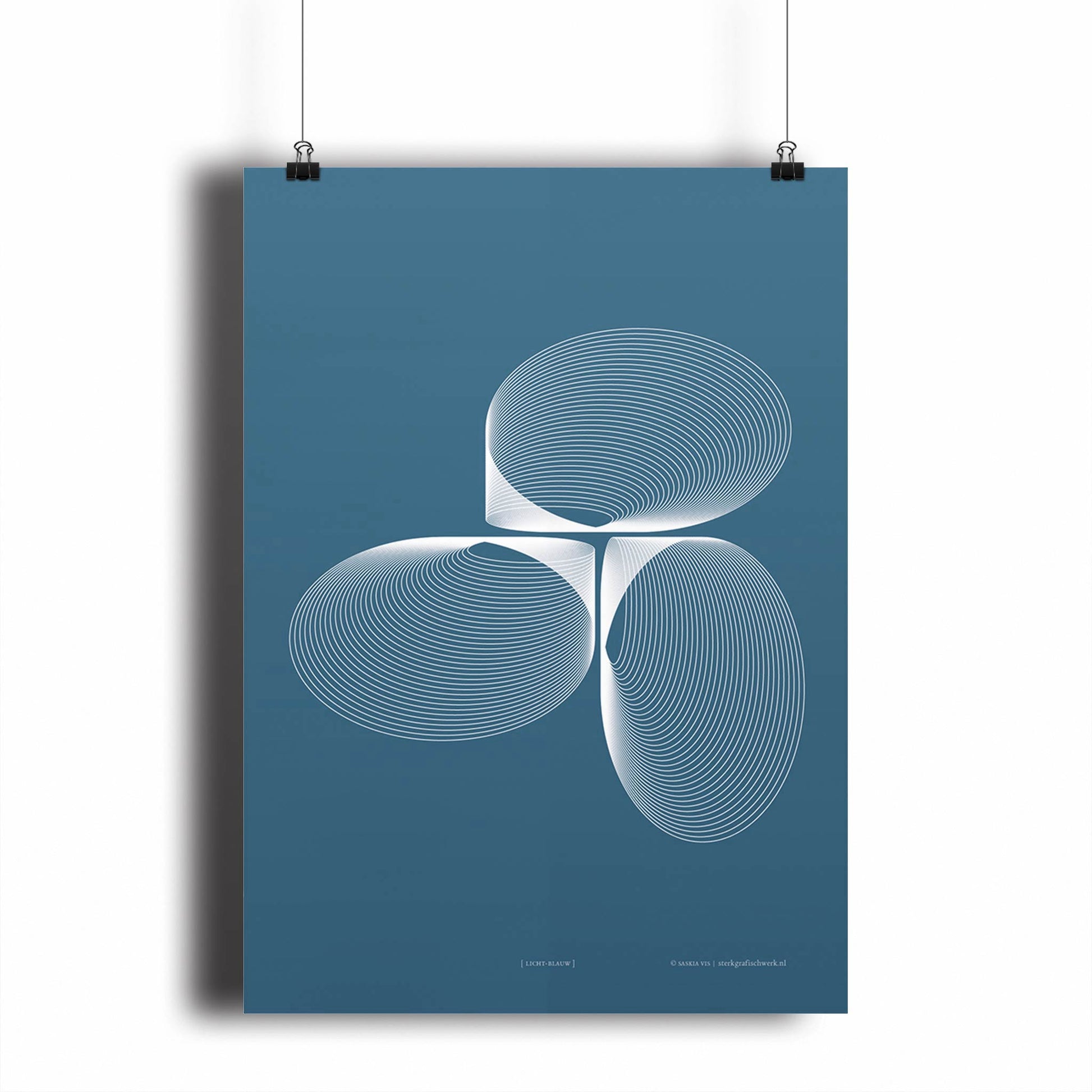Productafbeelding poster "licht-blauw" hangend aan een wand, een overzicht foto 