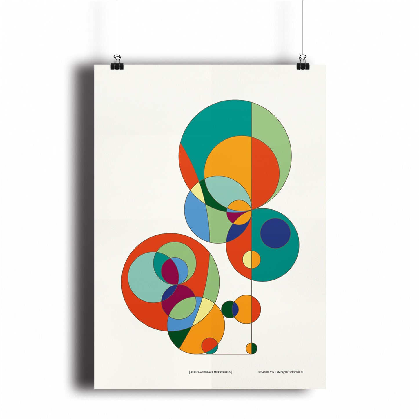 Productafbeelding poster "kleur-acrobaat met cirkels" hangend aan een witte wand, een overzicht foto