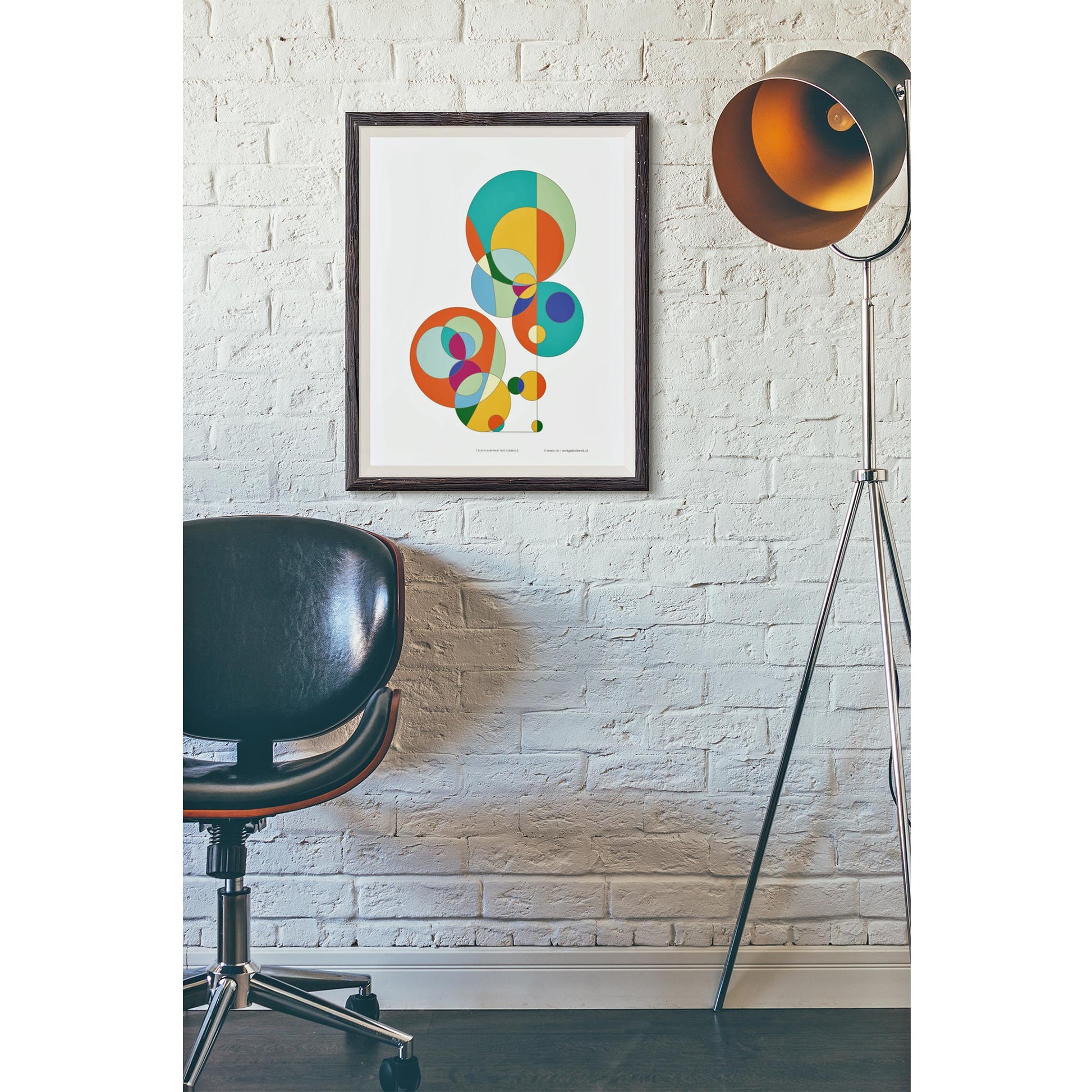 Productafbeelding poster "kleur-acrobaat met cirkels" 2de impressie hangend in een interieur