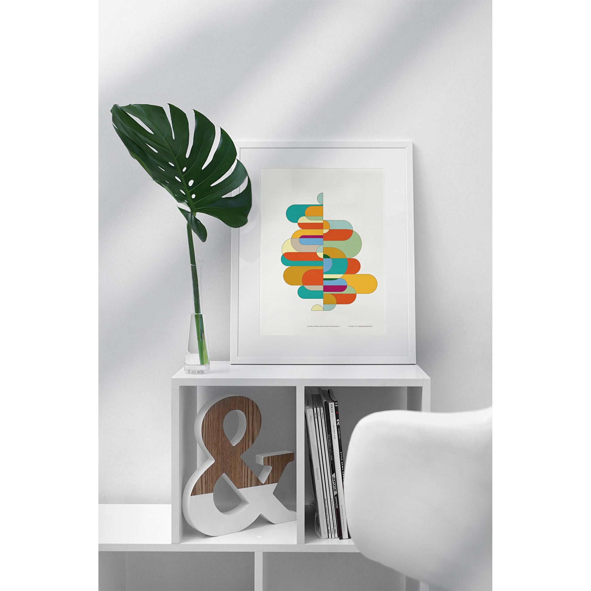 Productafbeelding poster "kleur-acrobaat met ronde rechthoeken" 2de impressie staande op een kastje in een interieur