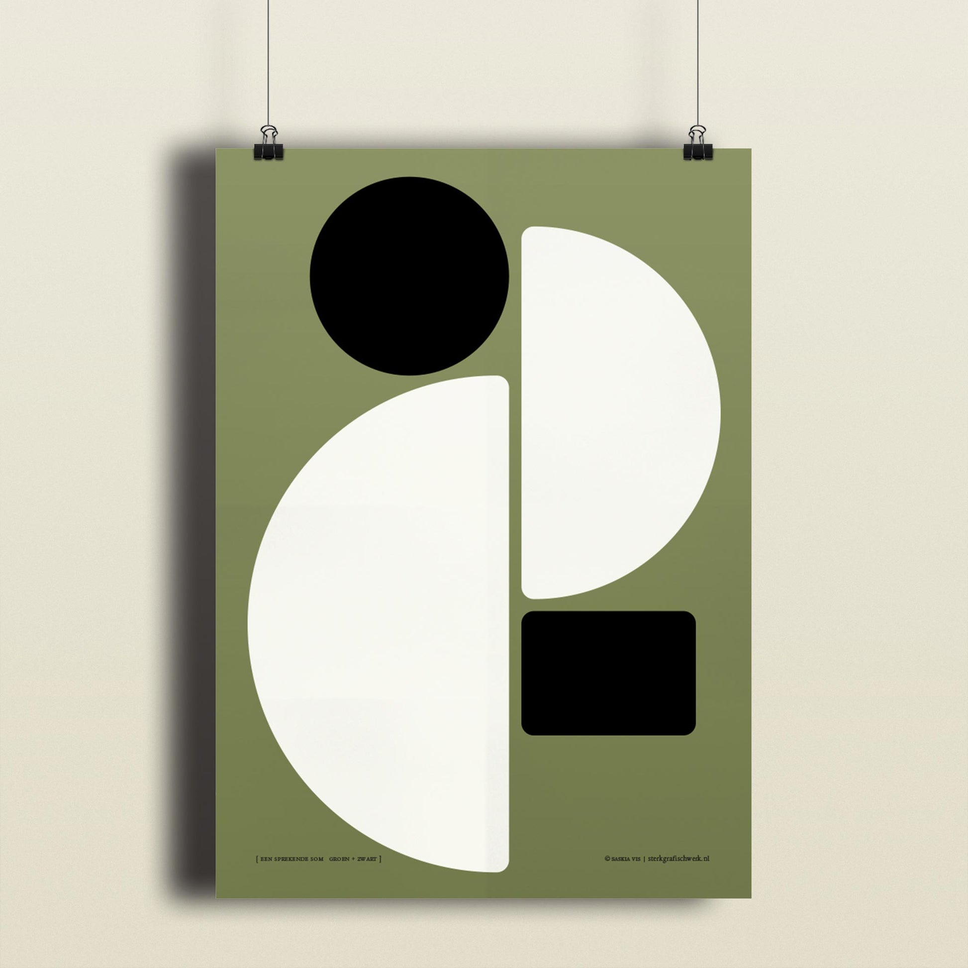 Productafbeelding poster "een sprekende som groen+zwart" hangend aan een gekleurde wand, een overzicht foto
