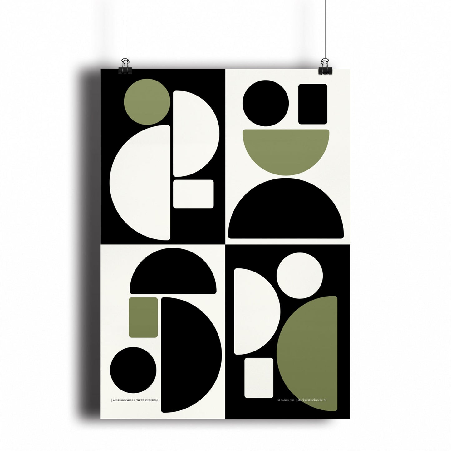 Productafbeelding poster "alle sommen + twee kleuren" hangend aan een witte wand, een overzicht foto 