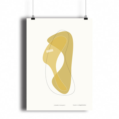Productafbeelding poster "vorm één in ocre jaune" hangend aan een witte wand, een overzicht foto