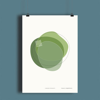Productafbeelding, poster "vorm drie in vert mousse", hangend aan een donkerblauwe wand, een overzichtsfoto 