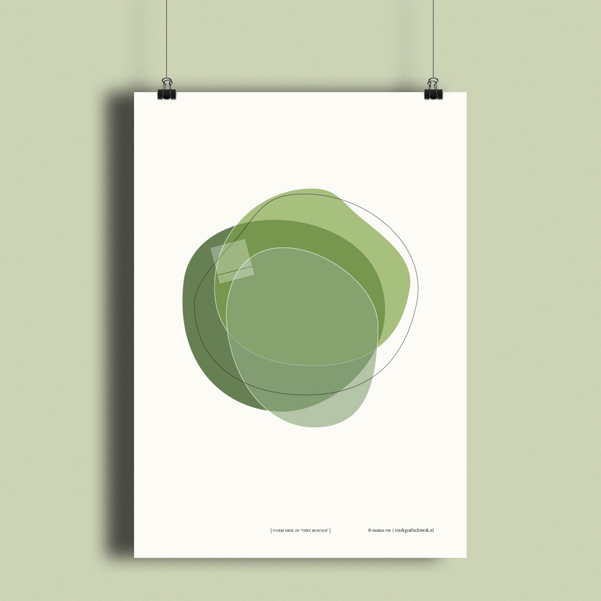 Productafbeelding, poster "vorm drie in vert mousse", hangend aan een lichtgroen gekleurde wand, een overzichtsfoto 