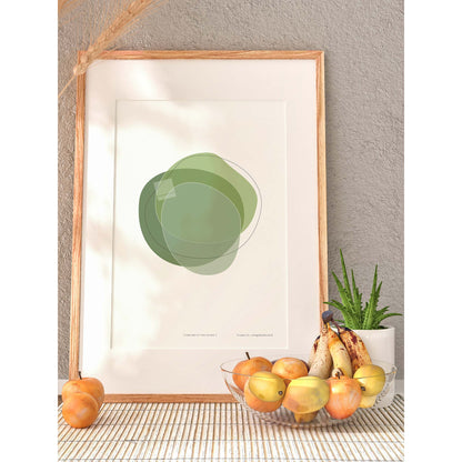 Productafbeelding, poster "vorm drie in vert mousse", foto impressie 1, in een houten lijst met een schaal en fruit ernaast, in een interieur