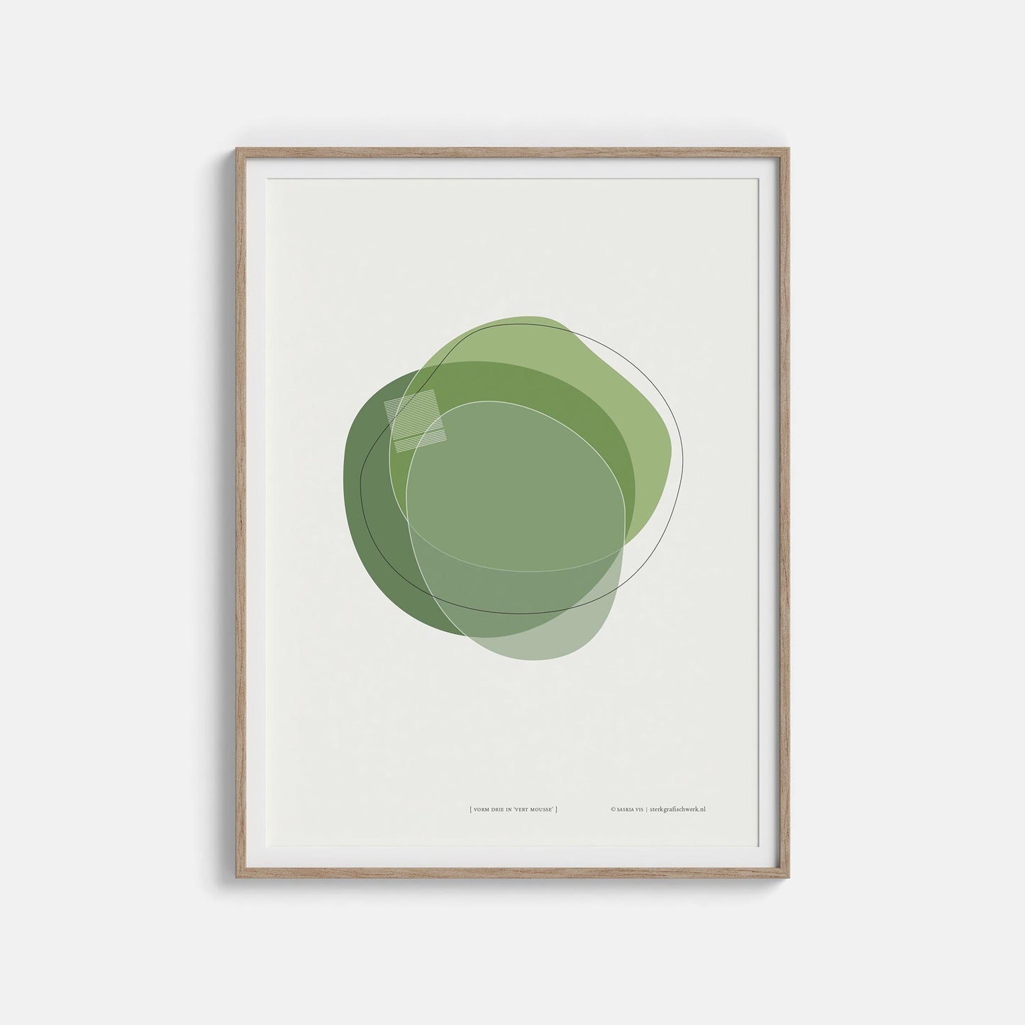 Productafbeelding poster "vorm drie in vert mousse" 2de impressie ingelijst hangend aan een witte wand
