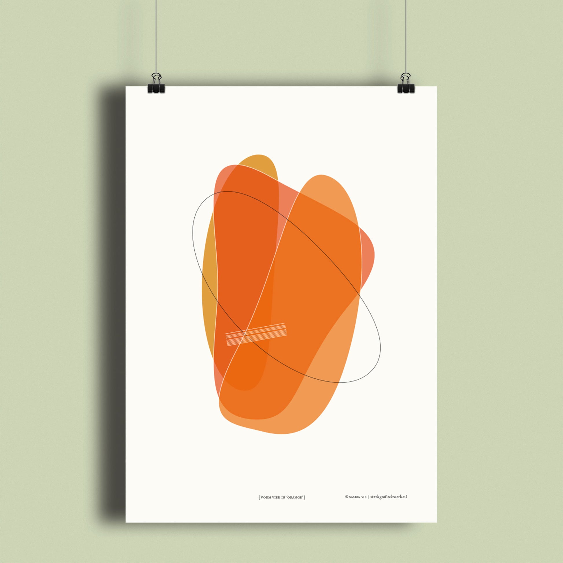 Productafbeelding poster "vorm vier in orange" hangend aan een gekleurde wand, een overzicht foto