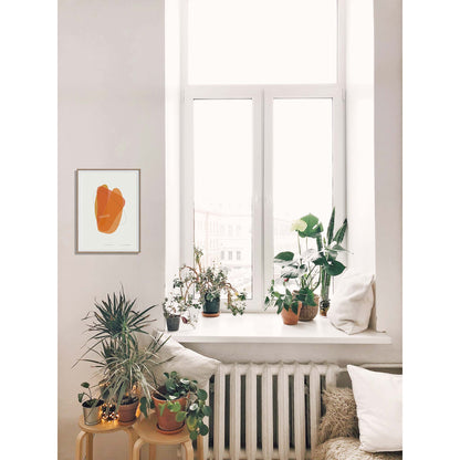 Productafbeelding poster "vorm vier in orange" naast een raam in een interieur, een foto ter impressie