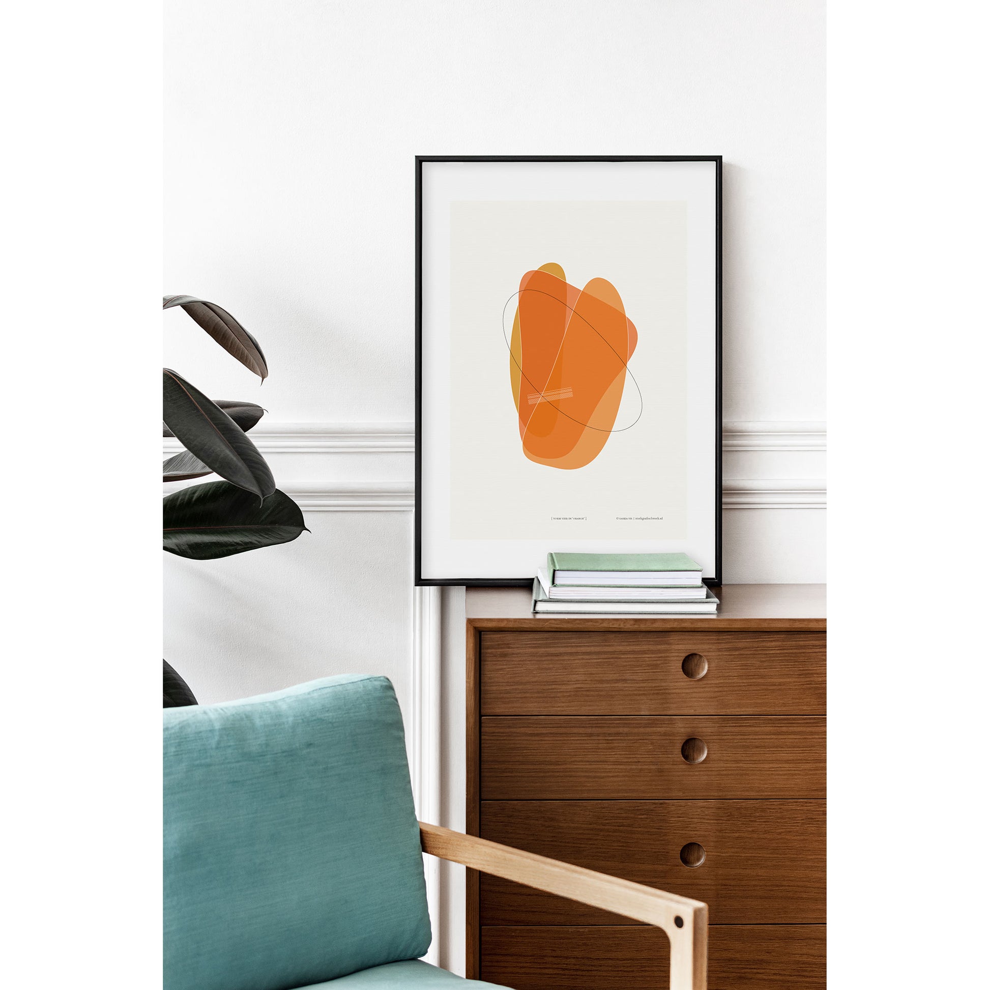 Productafbeelding poster "vorm vier in orange" 3de impressie foto ingelijst en staande op een ladekast in een interieur