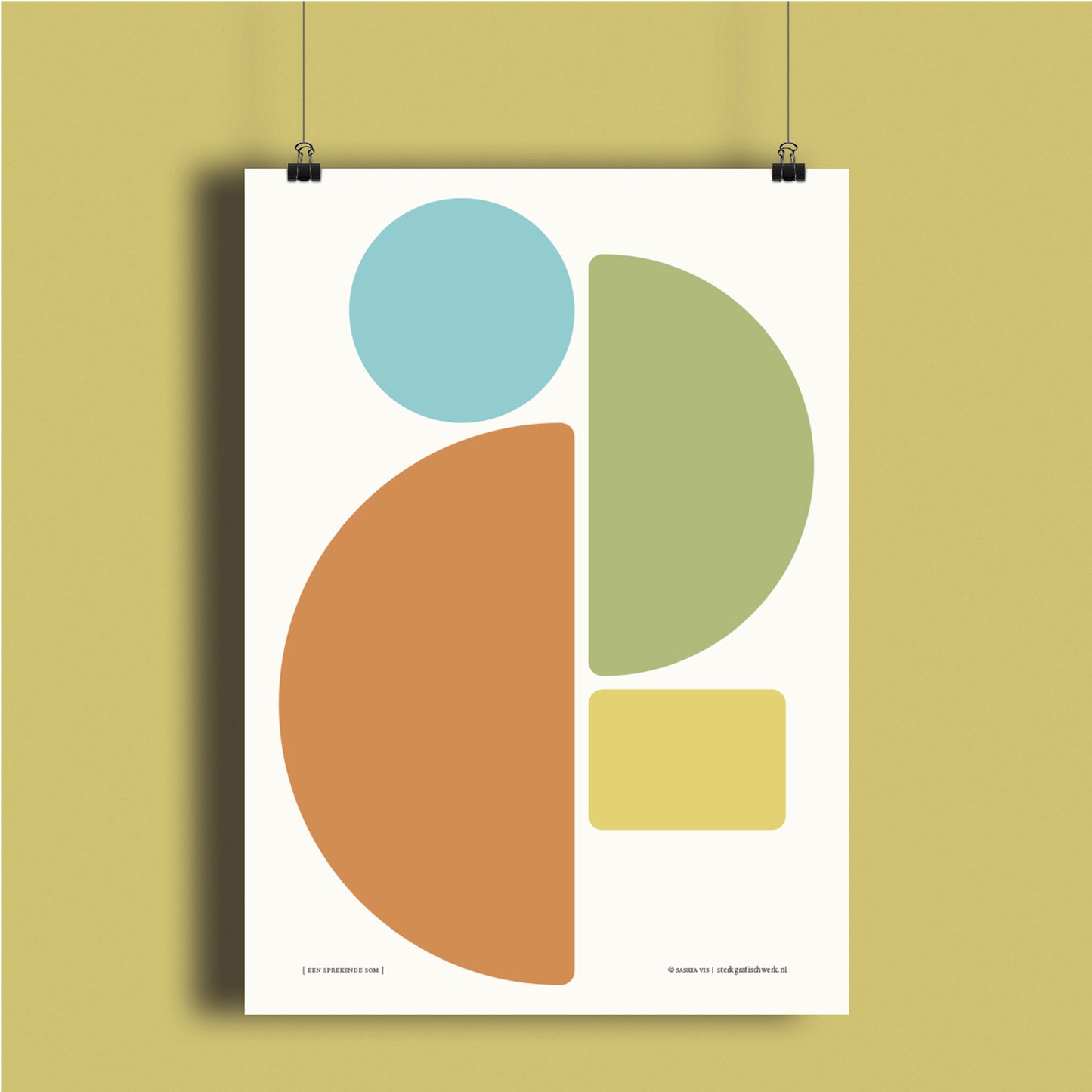 Productafbeelding poster "een sprekende som" hangend aan een okergeel gekleurde wand, een overzicht foto