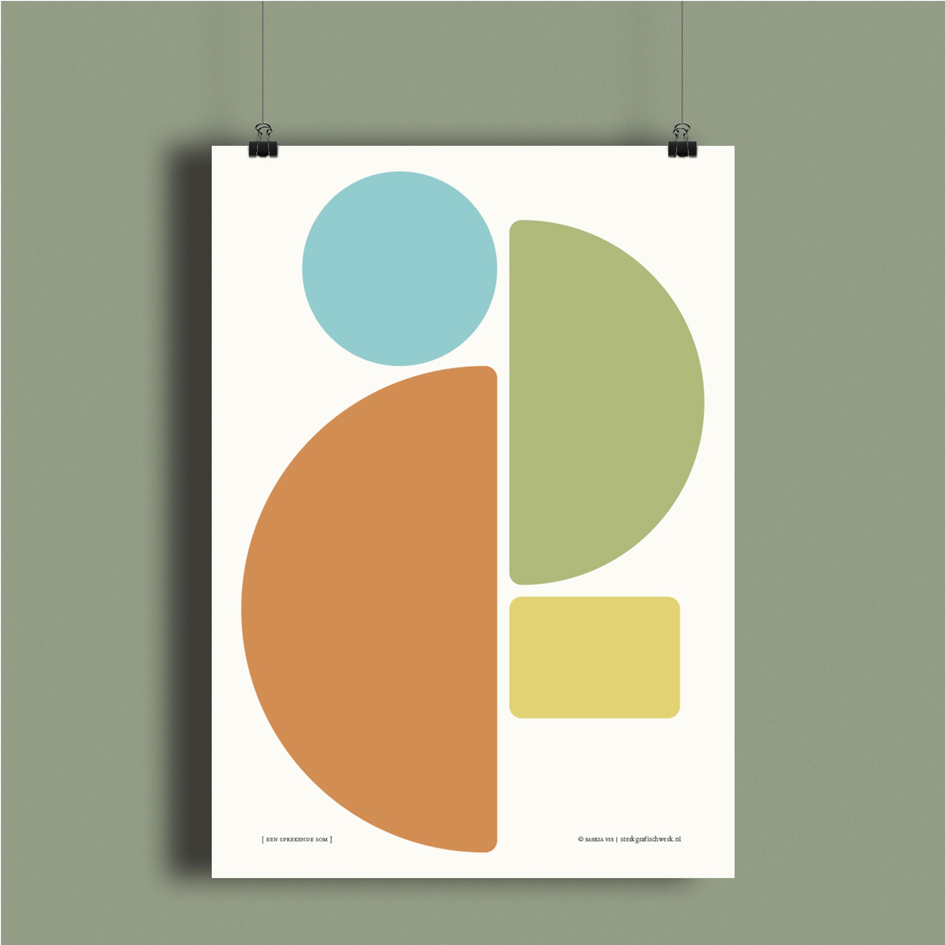 Productafbeelding poster "een sprekende som" hangend aan een gekleurde wand, een overzicht foto