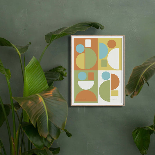 Productafbeelding poster "alle sommen bij elkaar" impressie foto ingelijst, hangend aan een groen gekleurde wand met planten.